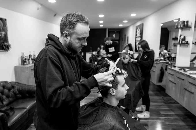 Interiér SEVAS Barbershop počas práce celého tímu