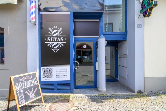 Modrá výkladná fasáda SEVAS Barbershop na Štúrovej 61/7 v Žiline