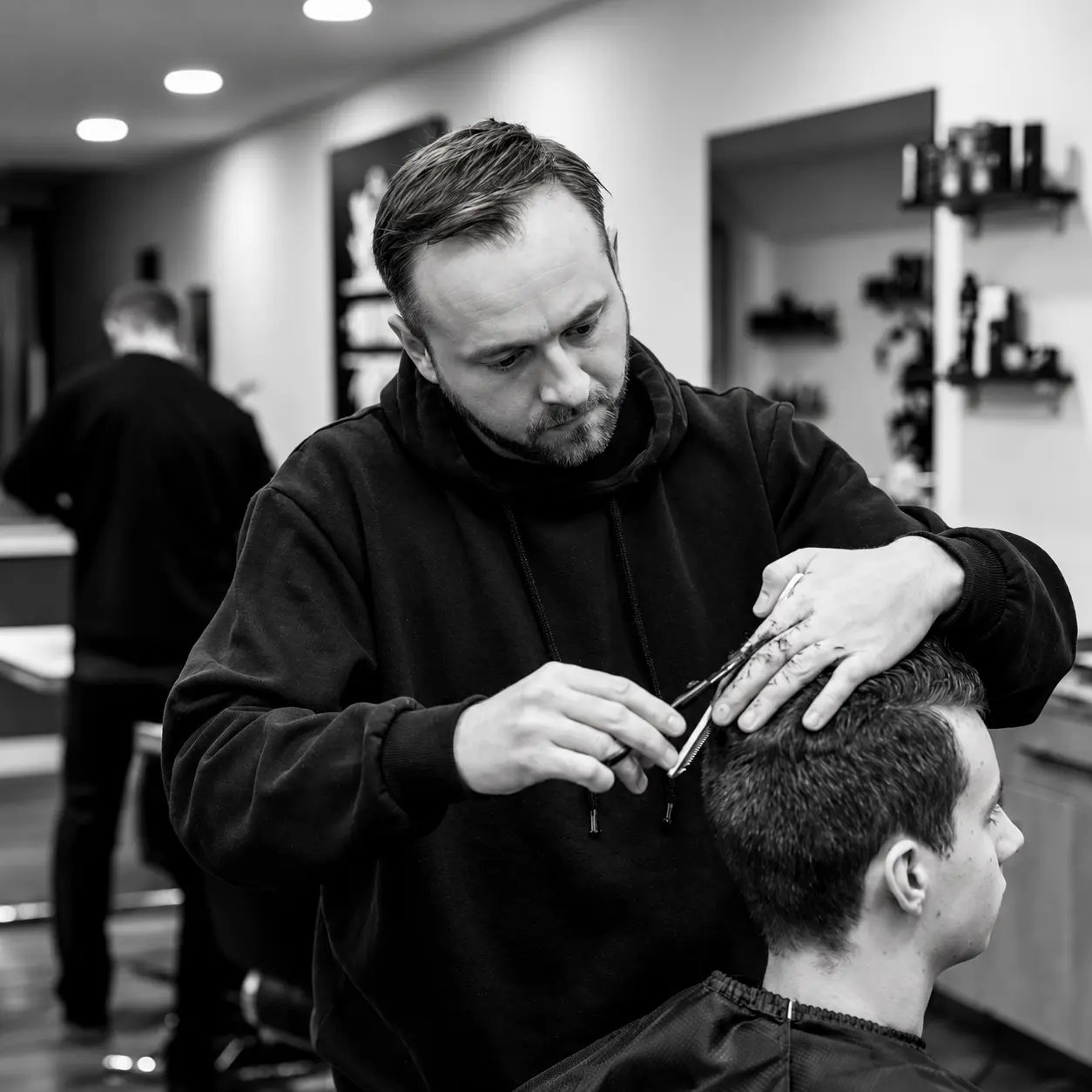 Barber SEVAS pri strihu nožnicami