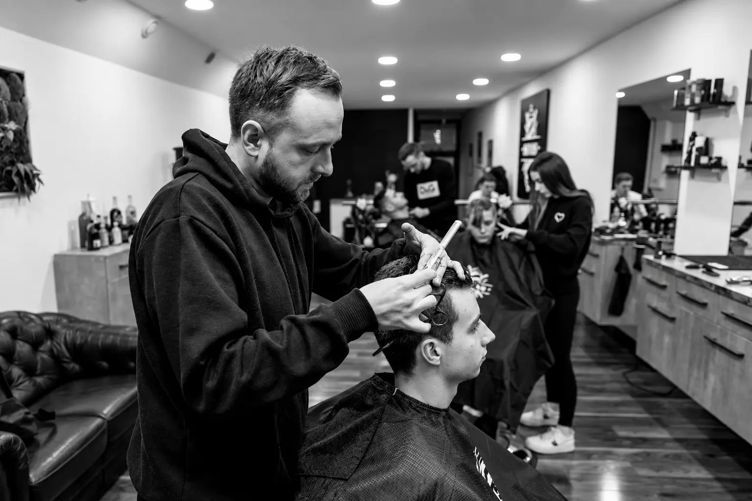Tím SEVAS pri práci v barbershope na Štúrovej
